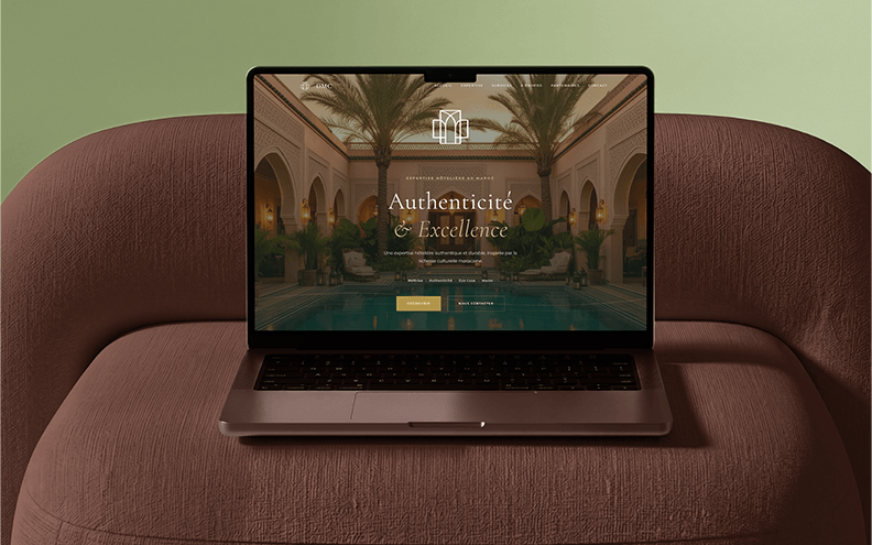 Bureaux DMC Hospitality Morocco avec la marque sur la paroi vitrée
